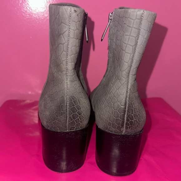 Sam Edelman
Joey Croc-Embossed Mid Heel Booties
SIZE 6 Ready to Ship✅ - Picture 5 of 11